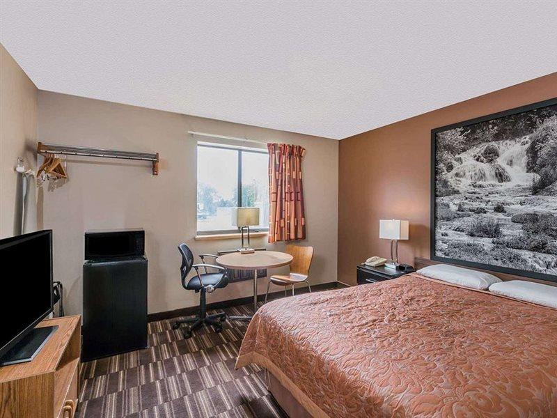 Hotel Super 8 By Wyndham Madison Exterior foto